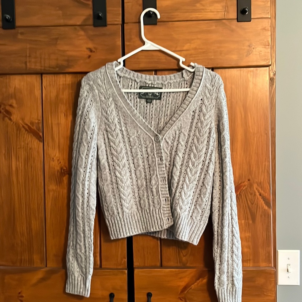 American Eagle. Gray crop sweater